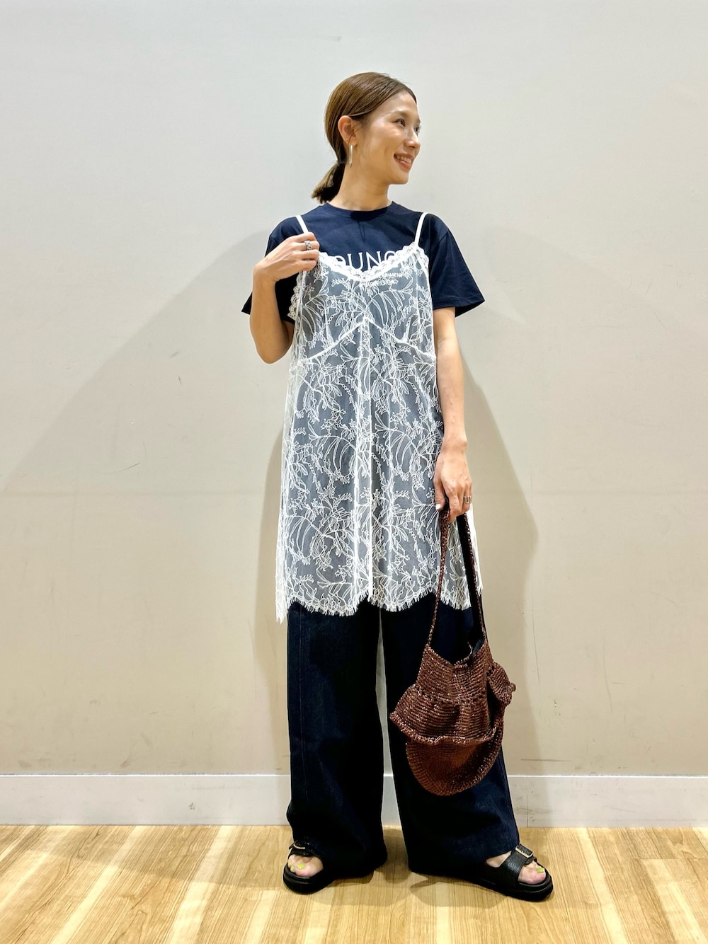 ホワイト系のキャミソール、ブルー系のTシャツ/カットソー、ブラウン系のショルダーバッグを着用したレディースの夏コーディネートの1枚目の写真