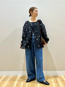 「KBF（ケイビーエフ）の『STAFF DESIGN PROJECT』2WAY刺繍ブラウス（シャツ/ブラウス、ブラック系）」を使った、りんねさん（レディース・157cm）の春コーディネート