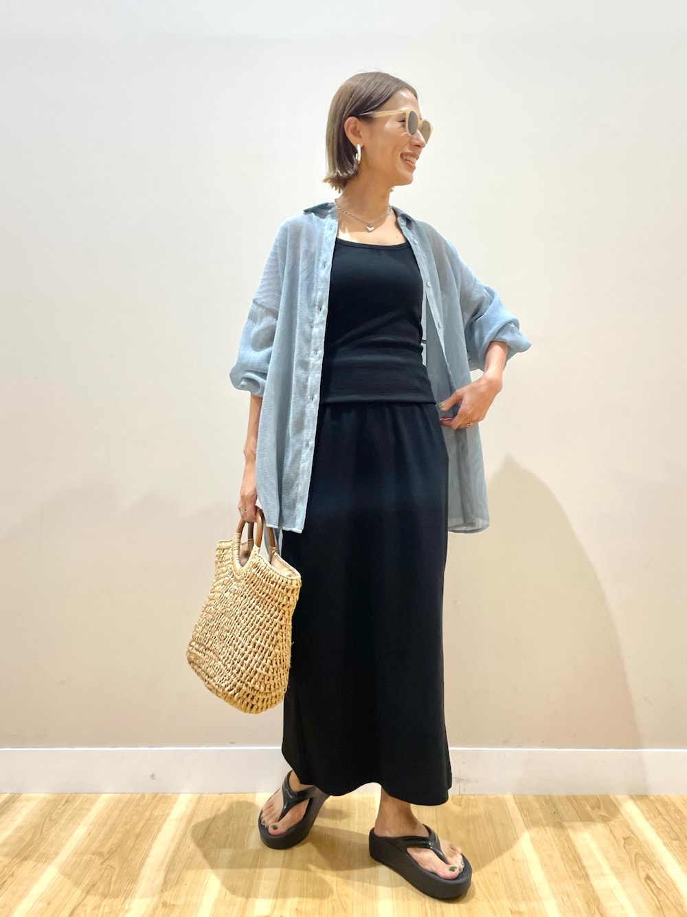 ブルー系のシャツ/ブラウス、ブラック系のキャミソール、ブラック系のスカートを着用したレディースの夏コーディネートの1枚目の写真