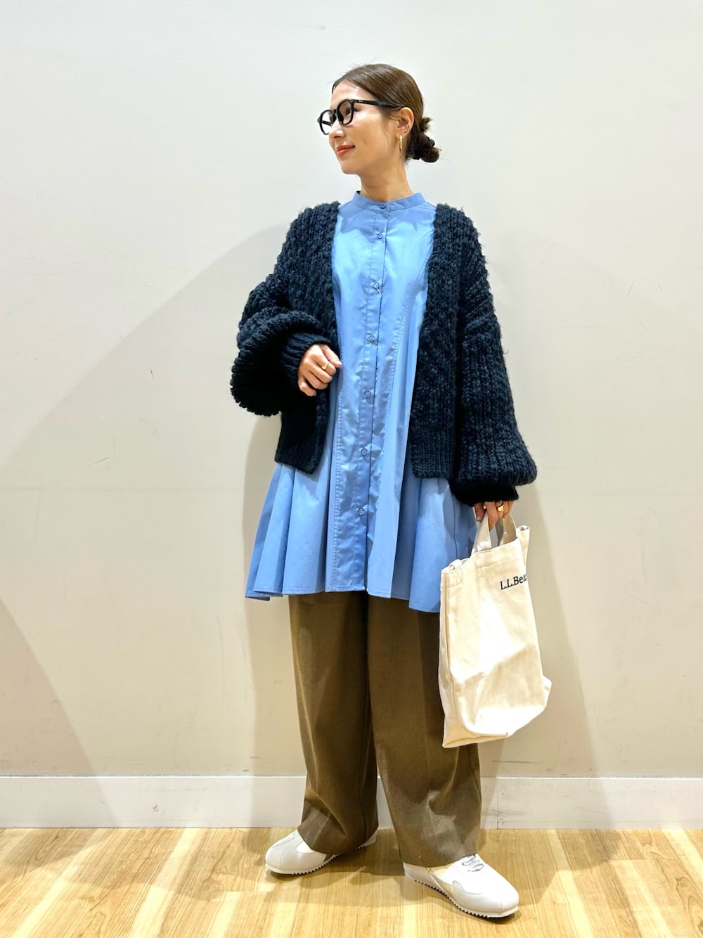 ブルー系のカーディガン/ボレロ、ブルー系のワンピース、ベージュ系のその他パンツを着用したレディースの冬コーディネートの1枚目の写真