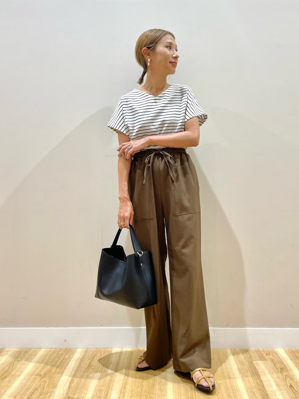 ホワイト系のTシャツ/カットソー、ブラウン系のその他パンツを着用したレディースの夏コーディネートの1枚目の写真