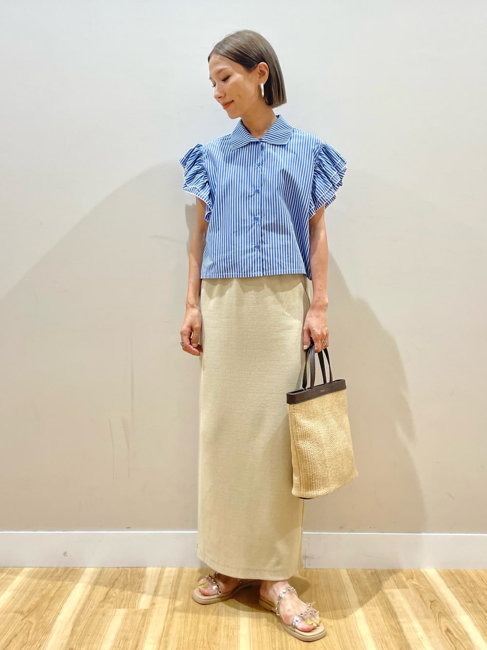 その他のシャツ/ブラウス、グレー系のスカート、ベージュ系のサンダルを着用したレディースの夏コーディネートの1枚目の写真