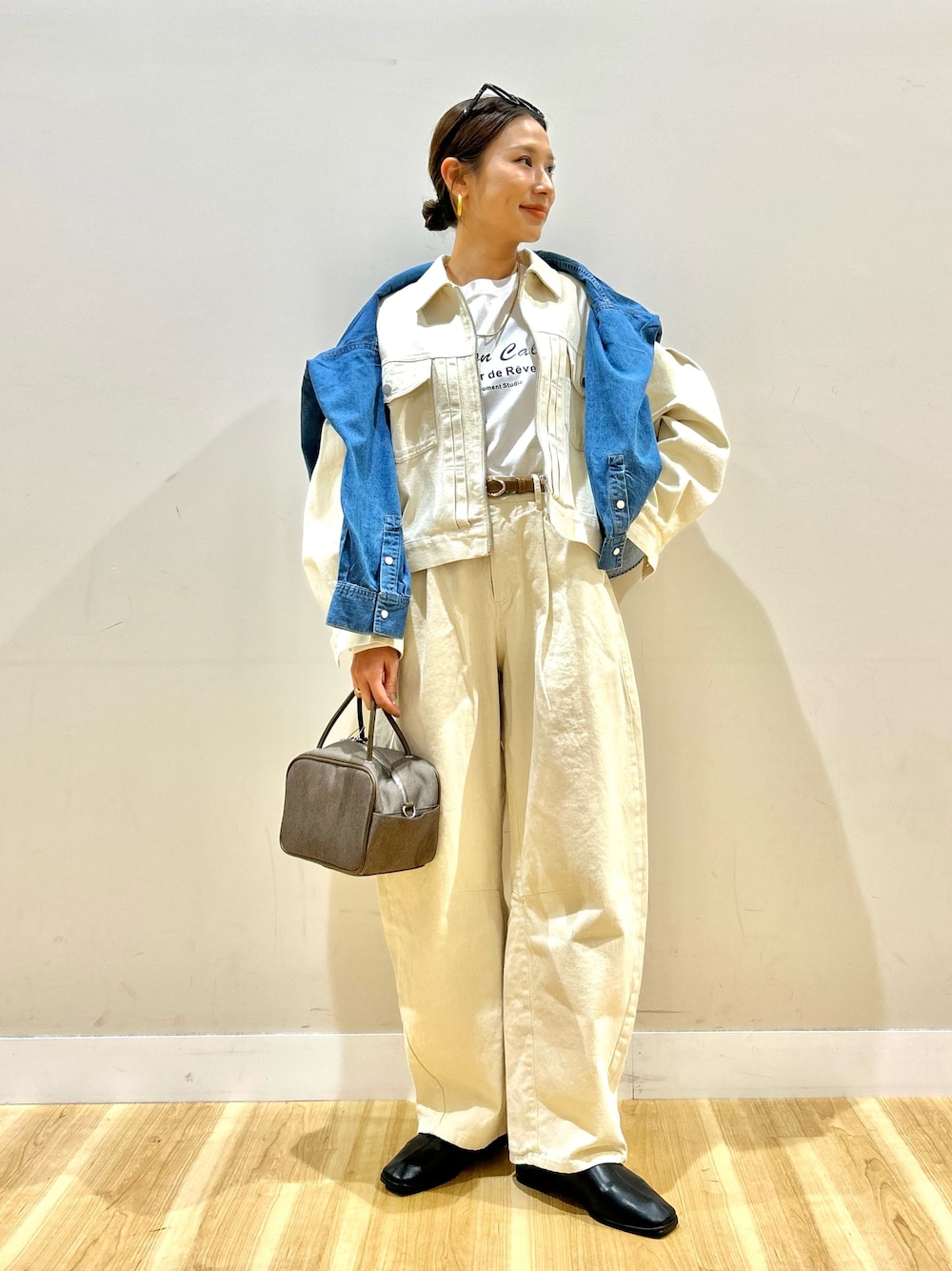 ホワイト系のブルゾン、ブルー系のシャツ/ブラウス、ホワイト系のTシャツ/カットソーを着用したレディースの冬コーディネートの1枚目の写真