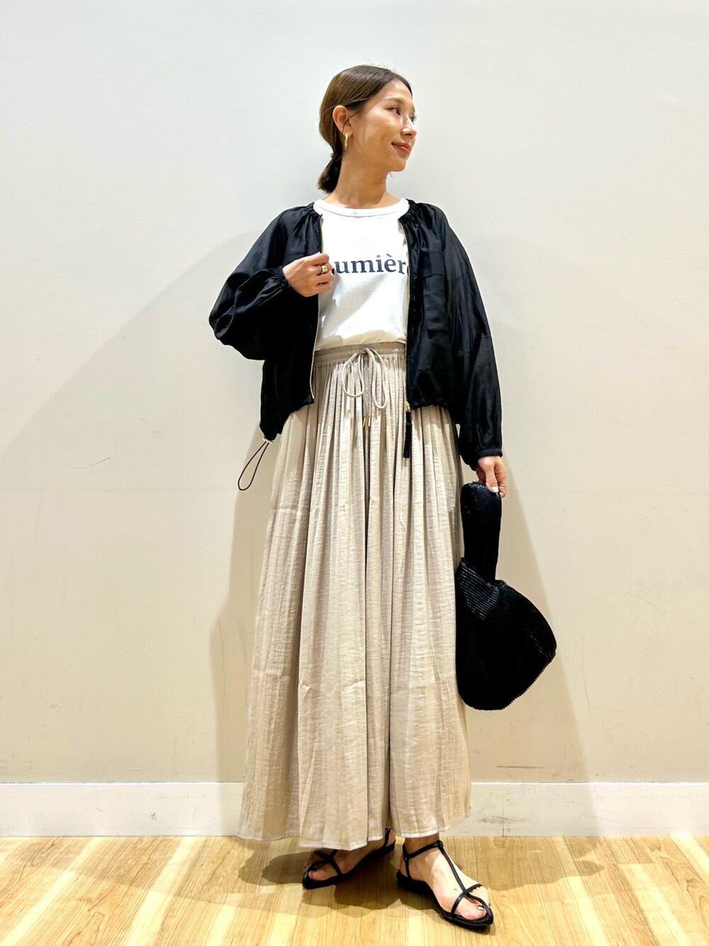 ブラック系のブルゾン、ホワイト系のTシャツ/カットソー、グレー系のその他パンツを着用したレディースの秋コーディネートの1枚目の写真