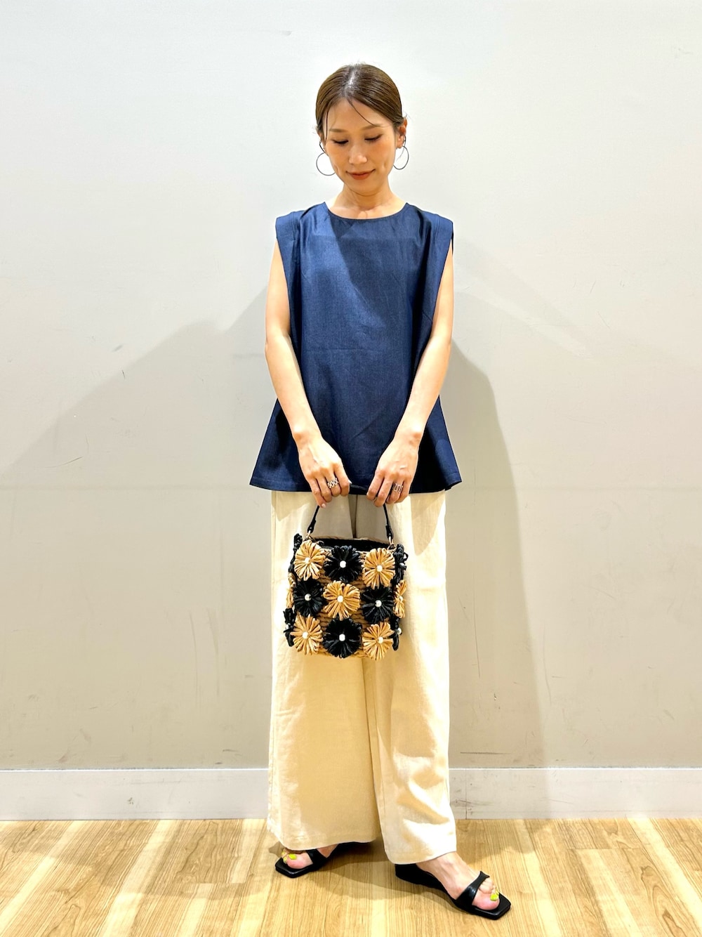 ブルー系のシャツ/ブラウス、ベージュ系のその他パンツ、ブラック系のショルダーバッグを着用したレディースの夏コーディネートの1枚目の写真