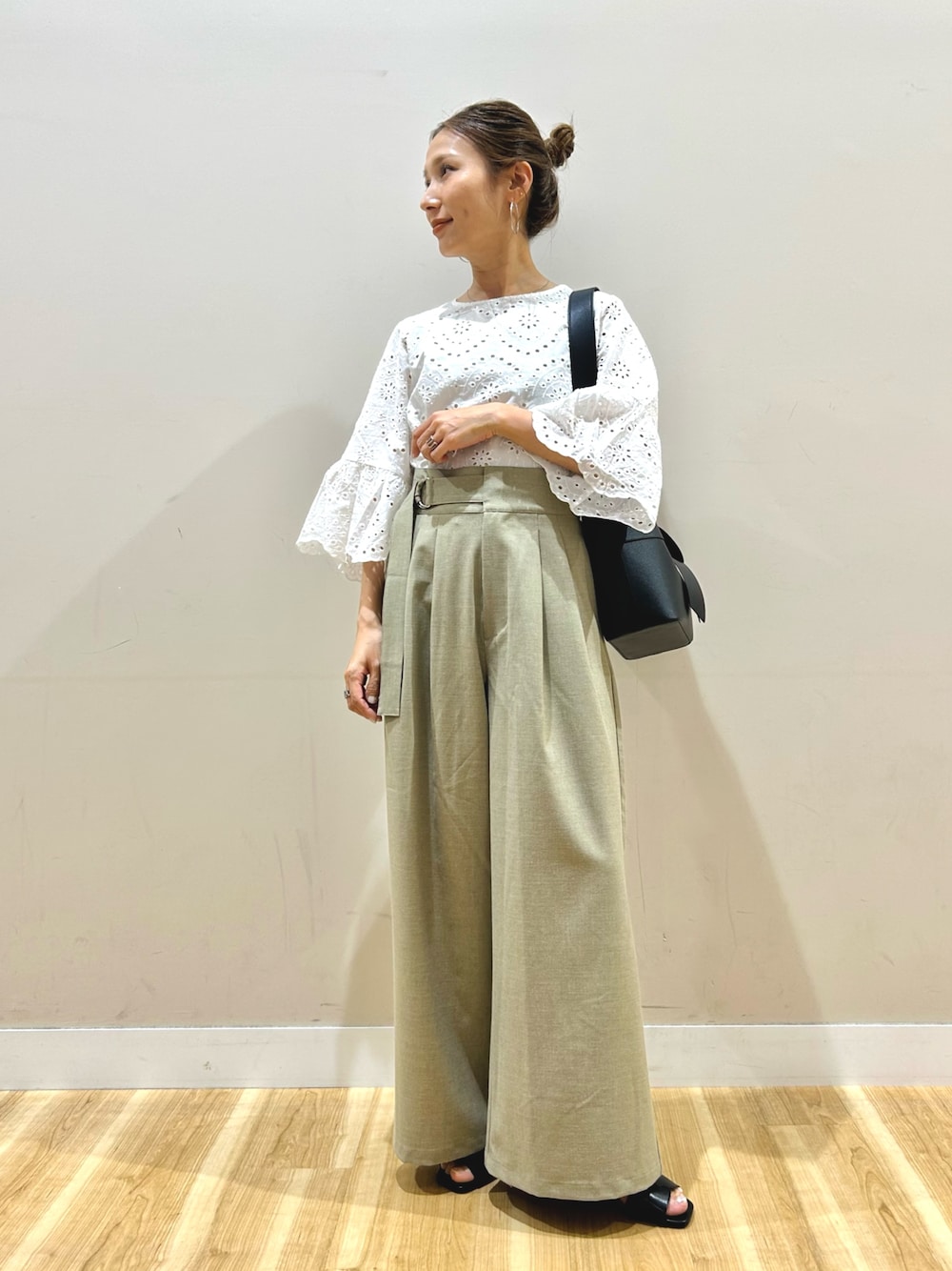 ホワイト系のシャツ/ブラウス、ベージュ系のその他パンツ、ブラック系のショルダーバッグを着用したレディースの春コーディネートの1枚目の写真