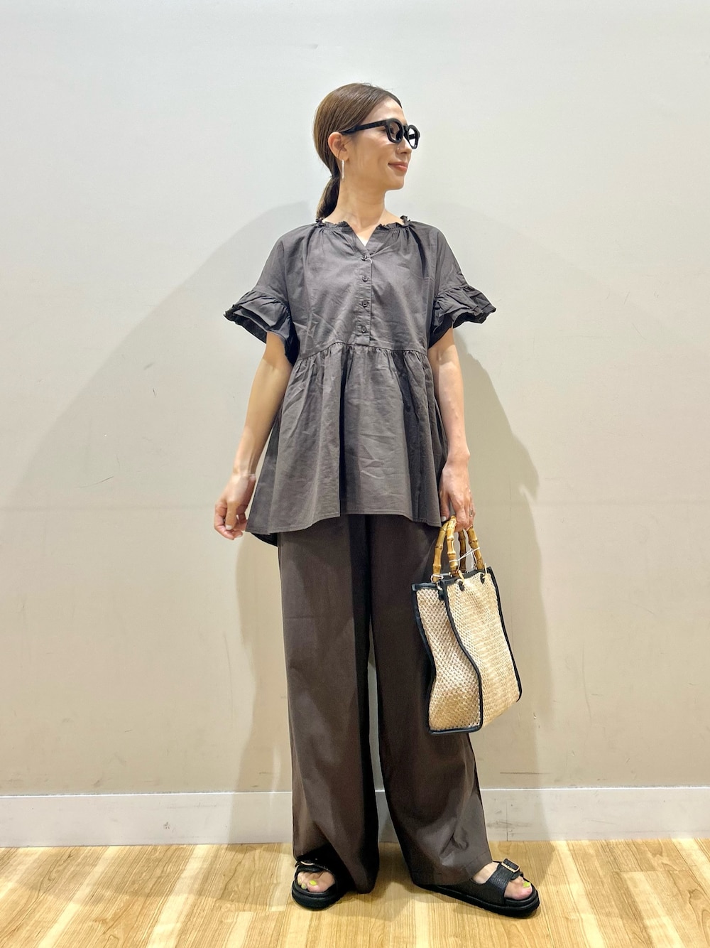 ブラウン系のシャツ/ブラウス、ブラウン系のその他パンツ、ブラック系のショルダーバッグを着用したレディースの夏コーディネートの1枚目の写真