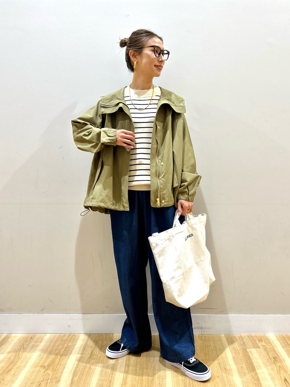 ベージュ系のマウンテンパーカー、ホワイト系のニット/セーター、ブルー系のその他パンツを着用したレディースの春コーディネートの1枚目の写真