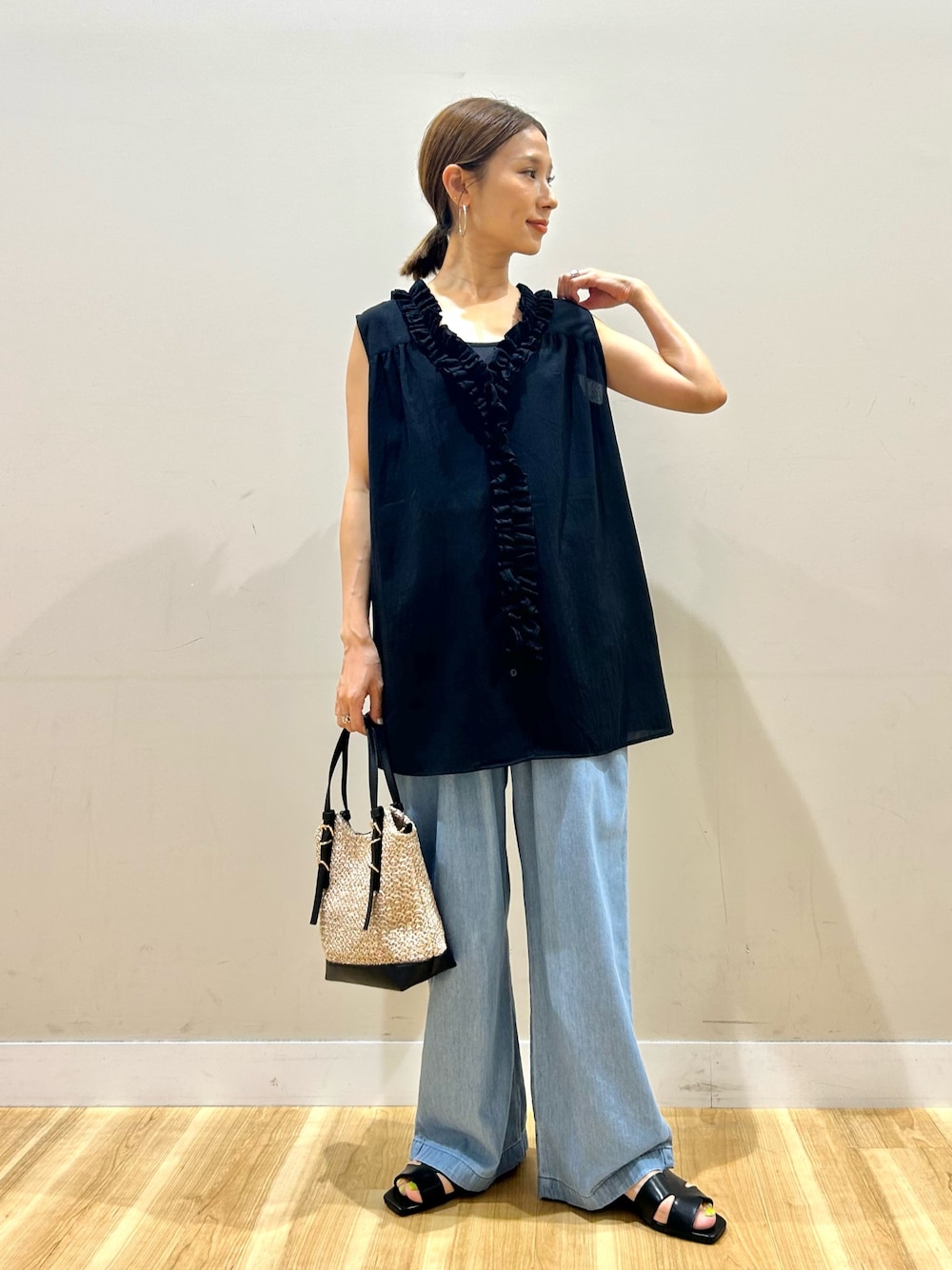 ブラック系のシャツ/ブラウス、ブルー系のデニムパンツ、ブラック系のショルダーバッグを着用したレディースの夏コーディネートの1枚目の写真