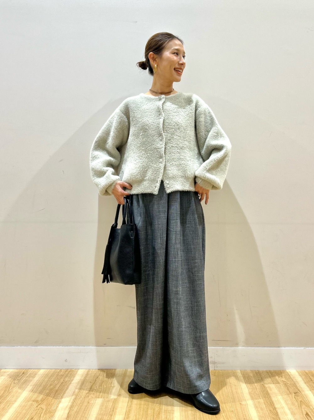 ベージュ系のニット/セーター、ブラック系のその他パンツ、ブラック系のトートバッグを着用したレディースの秋コーディネートの1枚目の写真