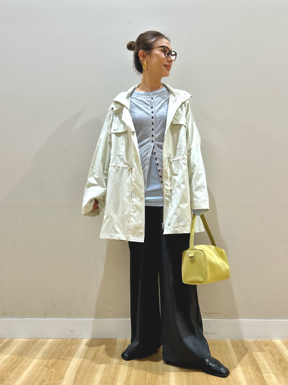 ホワイト系のブルゾン、グレー系のTシャツ/カットソー、グレー系のその他パンツを着用したレディースの春コーディネートの1枚目の写真