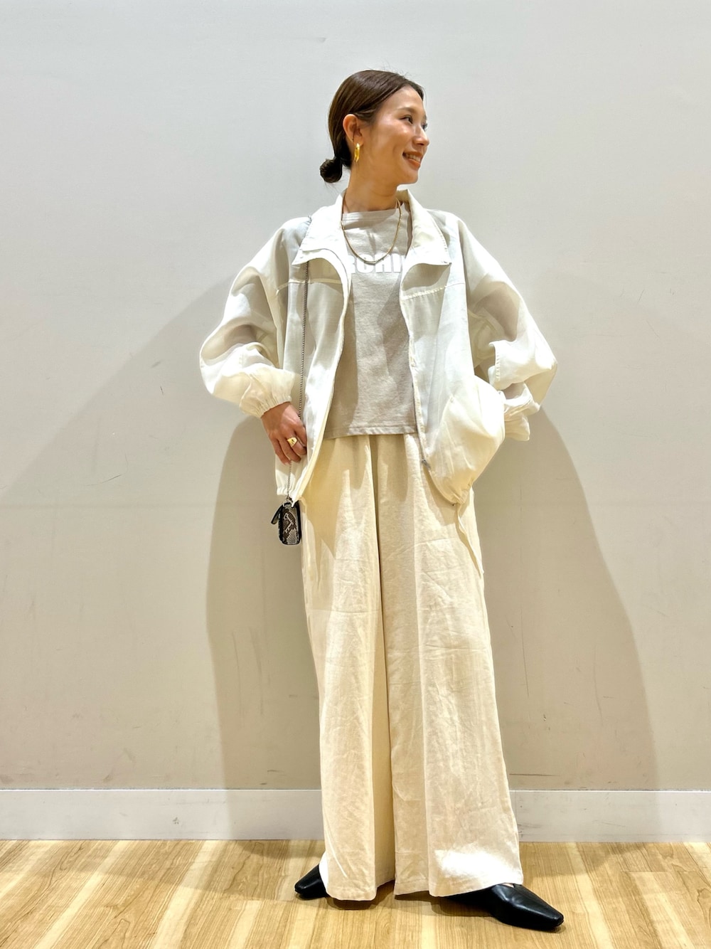 ベージュ系のTシャツ/カットソー、ベージュ系のその他パンツ、その他のショルダーバッグを着用したレディースの春コーディネートの1枚目の写真