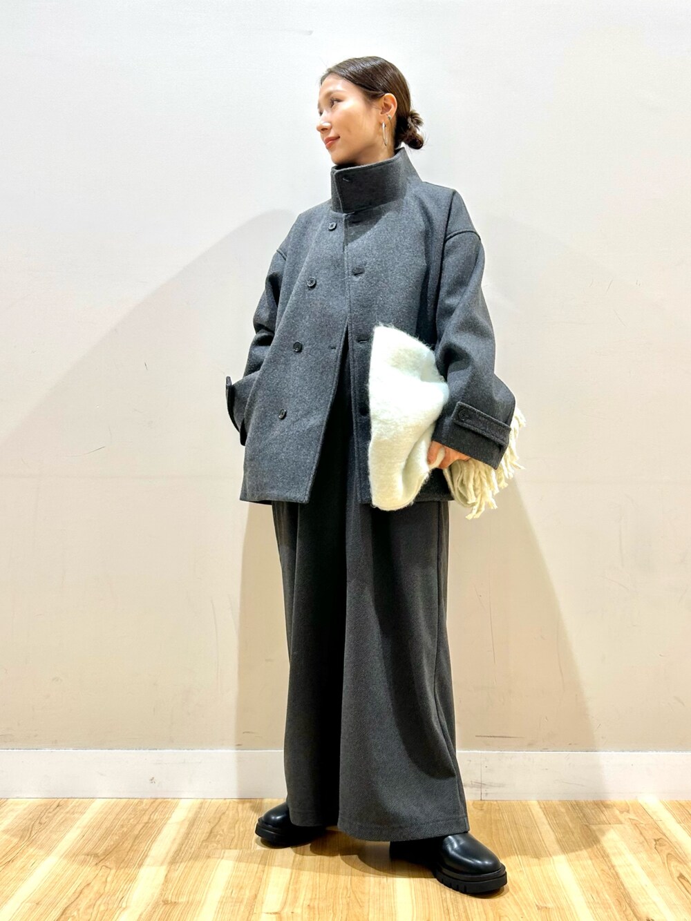 グレー系のその他アウター、ブラック系のその他パンツ、ブラック系のブーツを着用したレディースの冬コーディネートの1枚目の写真