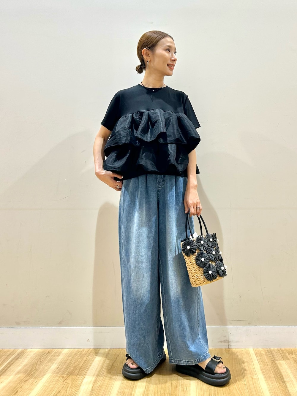 ブラック系のTシャツ/カットソー、ブルー系のデニムパンツ、ブラック系のかごバッグを着用したレディースの夏コーディネートの1枚目の写真