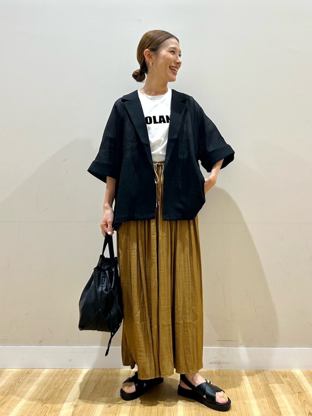 ブラック系のその他アウター、ホワイト系のTシャツ/カットソー、イエロー系のその他パンツを着用したレディースの夏コーディネートの1枚目の写真