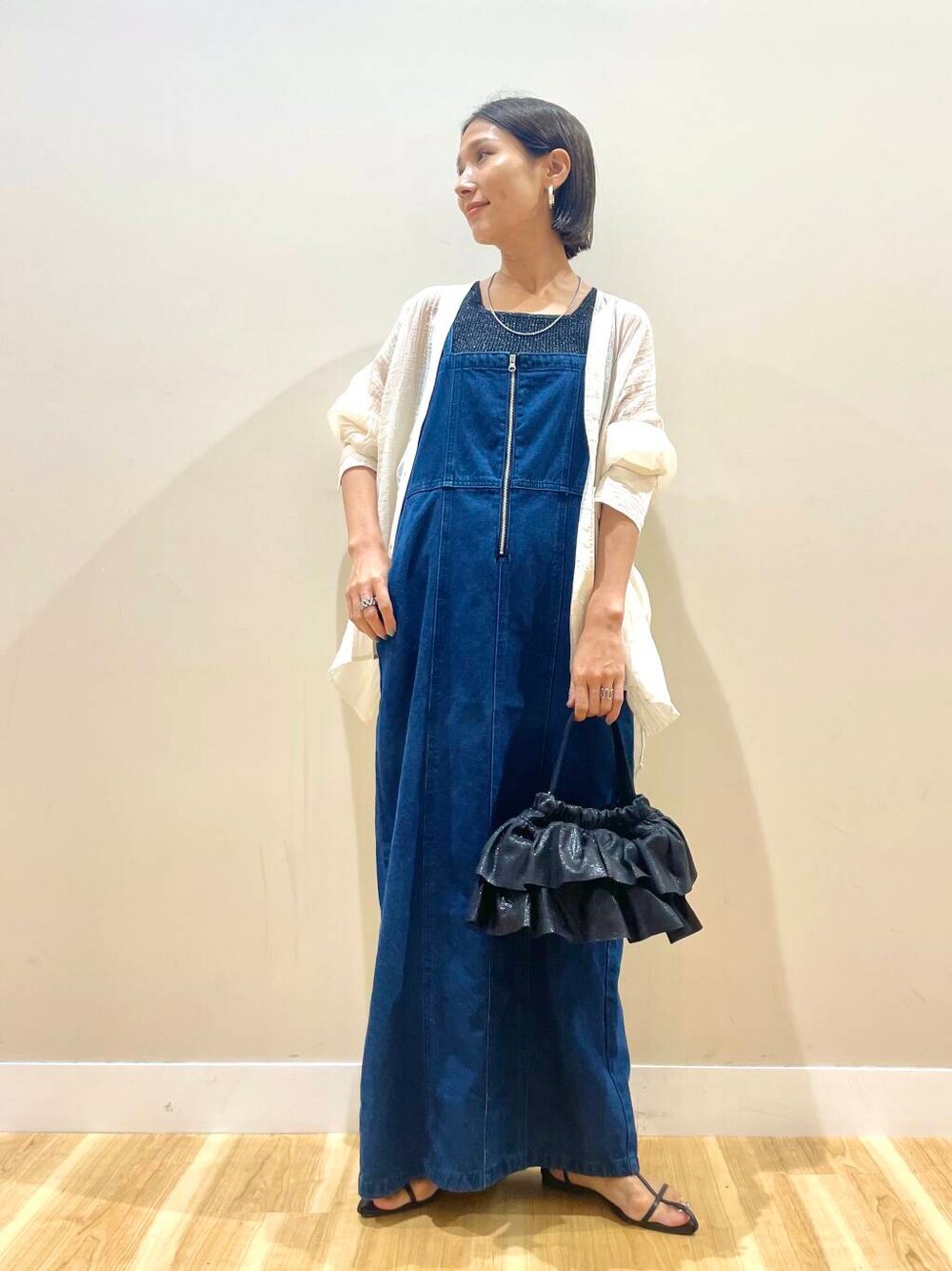 ブラック系のショルダーバッグ、ブルー系のワンピース、ホワイト系のシャツ/ブラウスを着用したレディースの秋コーディネートの1枚目の写真