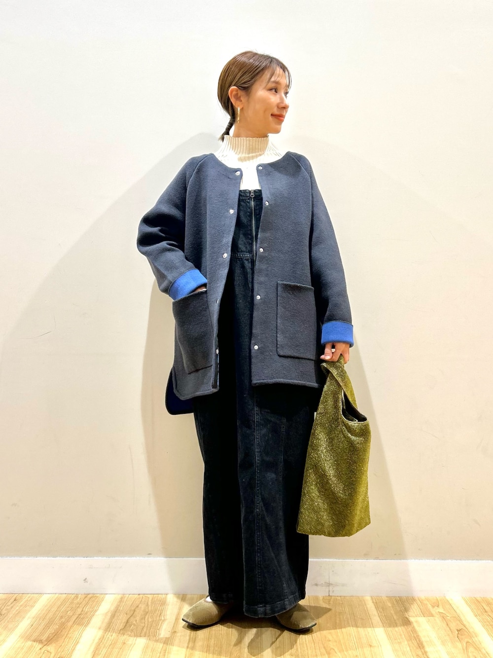 グレー系のカーディガン/ボレロ、ホワイト系のニット/セーター、ブラック系のワンピースを着用したレディースの冬コーディネートの1枚目の写真