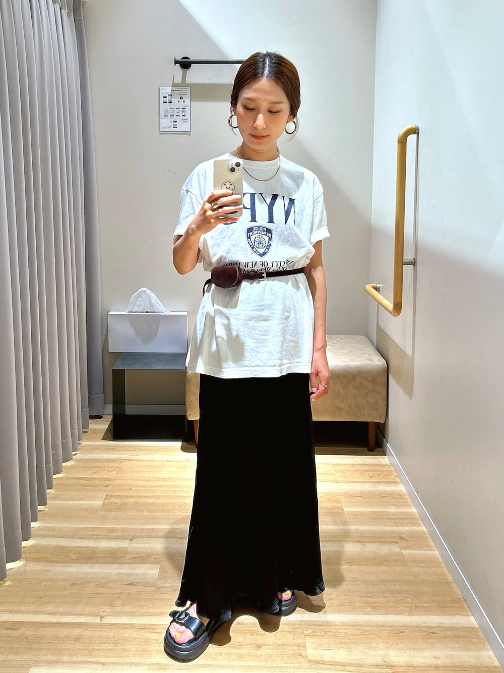 ホワイト系のTシャツ/カットソー、ブラック系のスカート、ブラウン系のベルトを着用したレディースの夏コーディネートの1枚目の写真