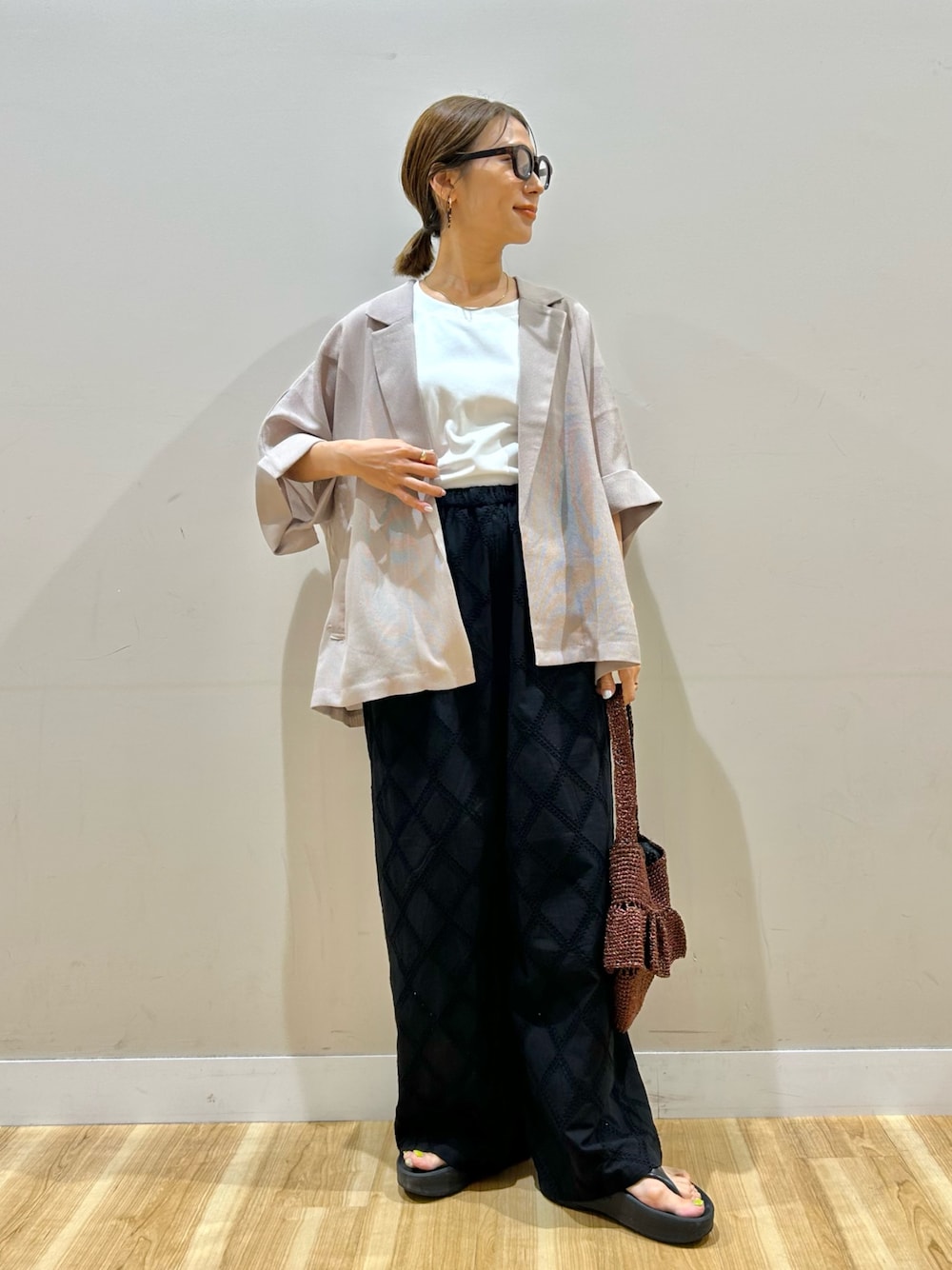 ベージュ系のその他アウター、ホワイト系のTシャツ/カットソー、ブラック系のその他パンツを着用したレディースの夏コーディネートの1枚目の写真