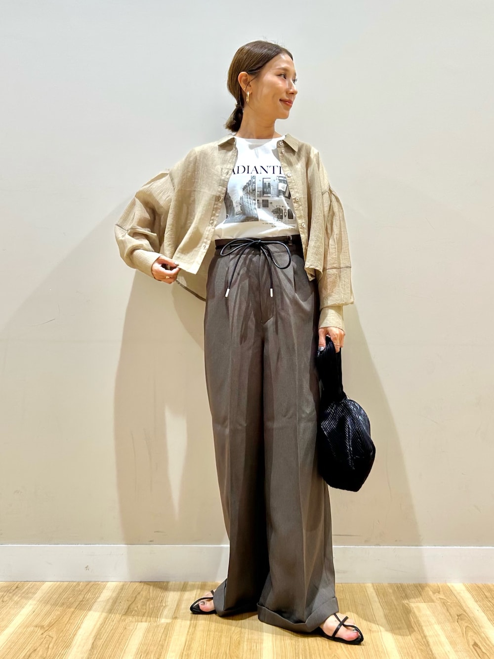 ベージュ系のシャツ/ブラウス、ホワイト系のTシャツ/カットソー、ブラウン系のその他パンツを着用したレディースの秋コーディネートの1枚目の写真