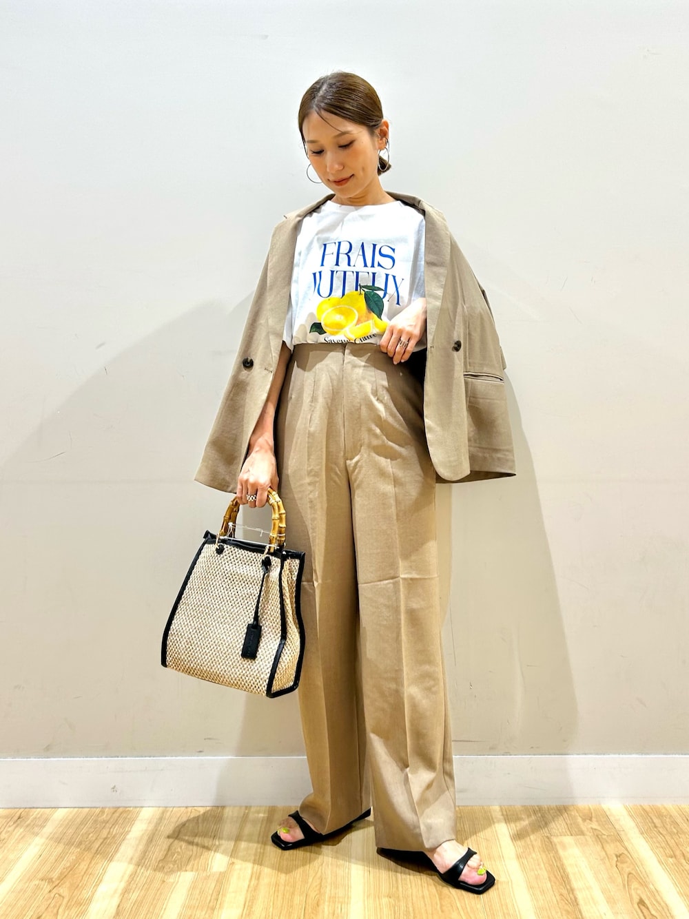 ベージュ系のテーラードジャケット、ベージュ系のその他パンツ、ホワイト系のTシャツ/カットソーを着用したレディースの夏コーディネートの1枚目の写真