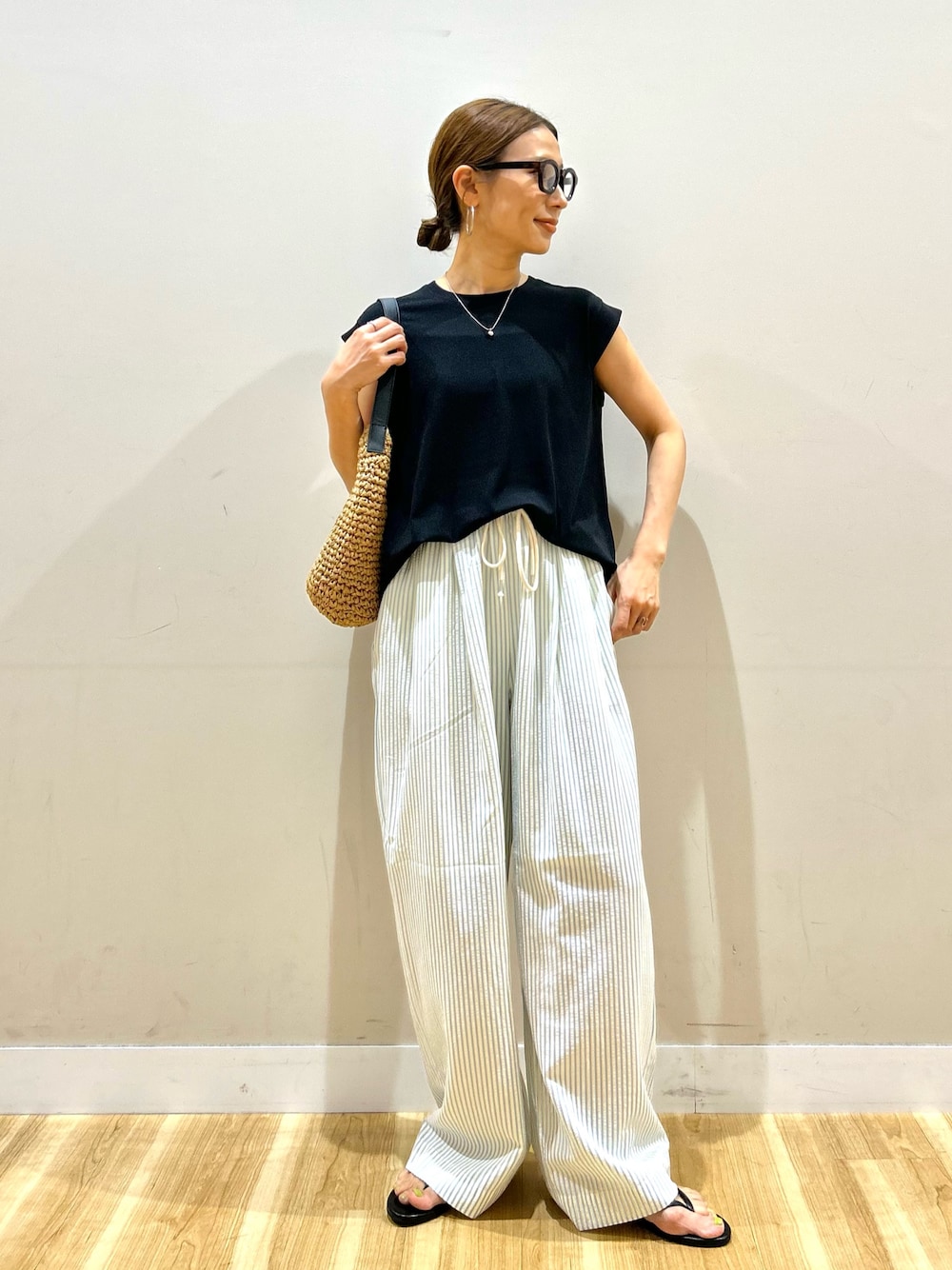 ブラック系のTシャツ/カットソー、ブルー系のその他パンツ、ブラック系のサンダルを着用したレディースの夏コーディネートの1枚目の写真