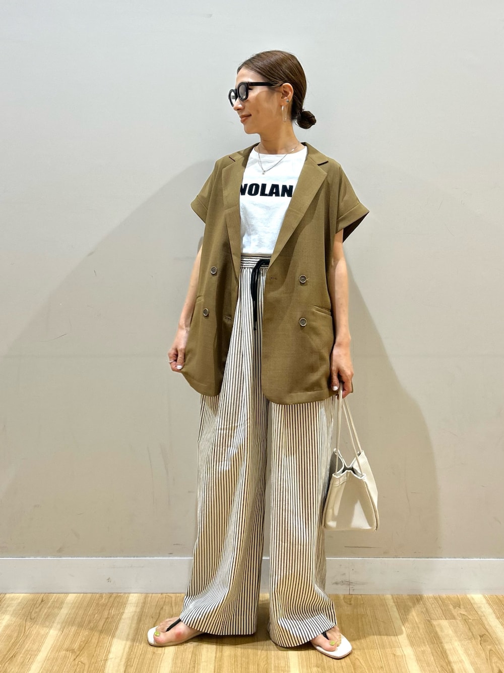 ブラウン系のその他アウター、ホワイト系のTシャツ/カットソー、ブラック系のその他パンツを着用したレディースの夏コーディネートの1枚目の写真