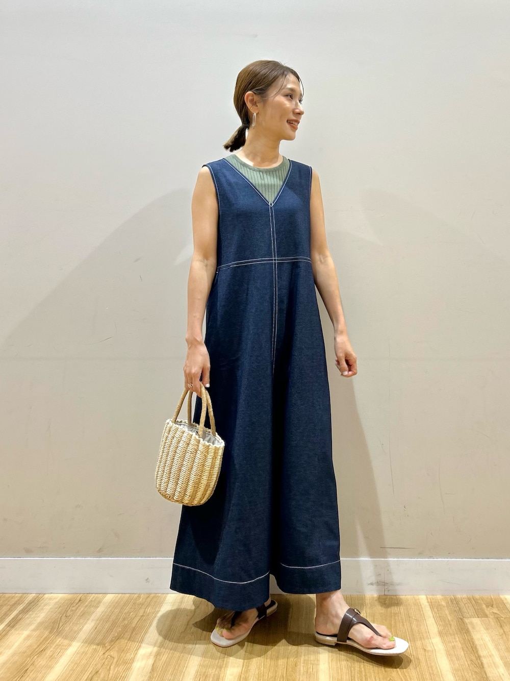 ブルー系のワンピース、グリーン系のニット/セーター、グレー系のハンドバッグを着用したレディースの夏コーディネートの1枚目の写真