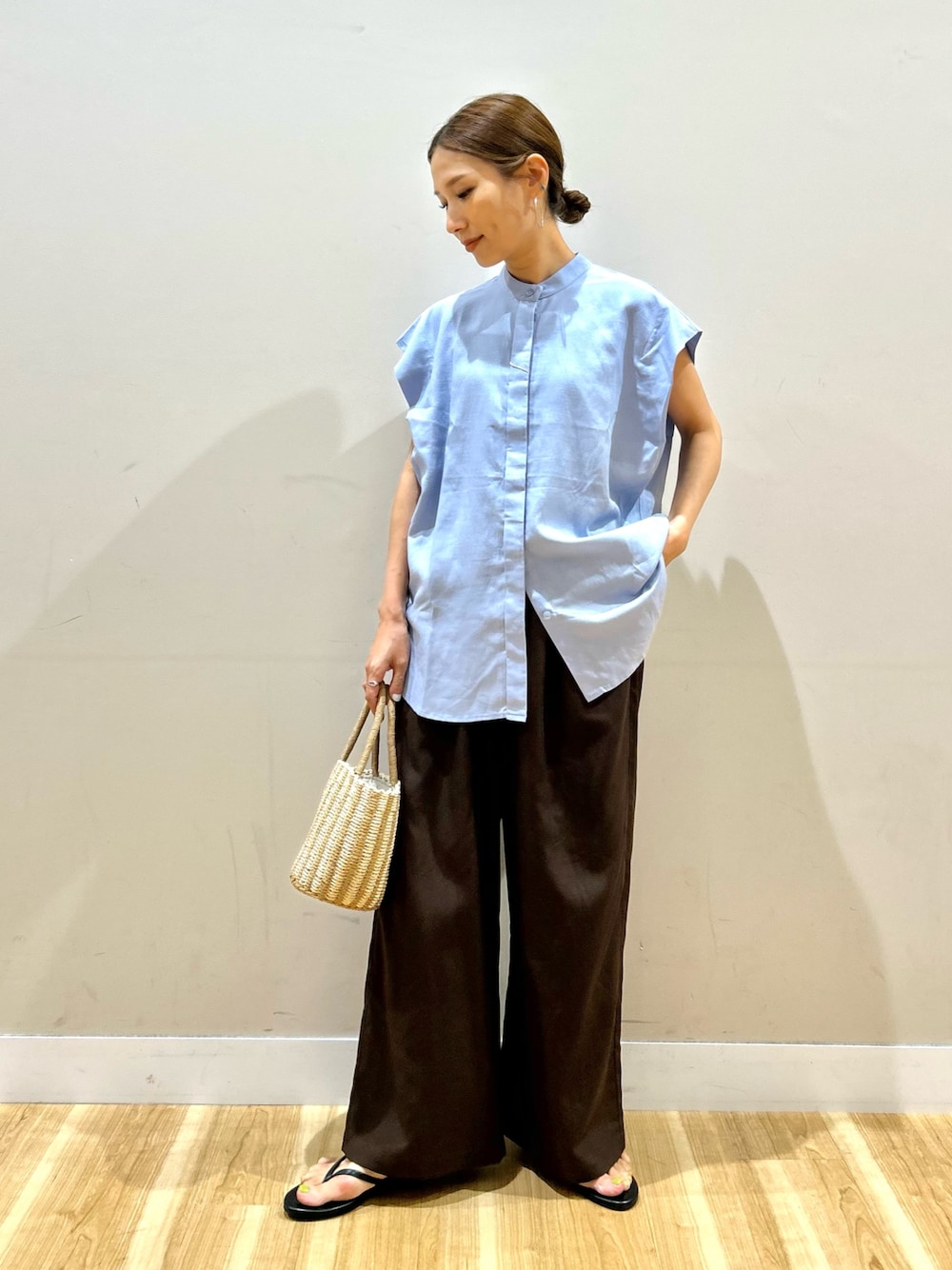 ブルー系のシャツ/ブラウス、ブラウン系のその他パンツ、グレー系のハンドバッグを着用したレディースの夏コーディネートの1枚目の写真