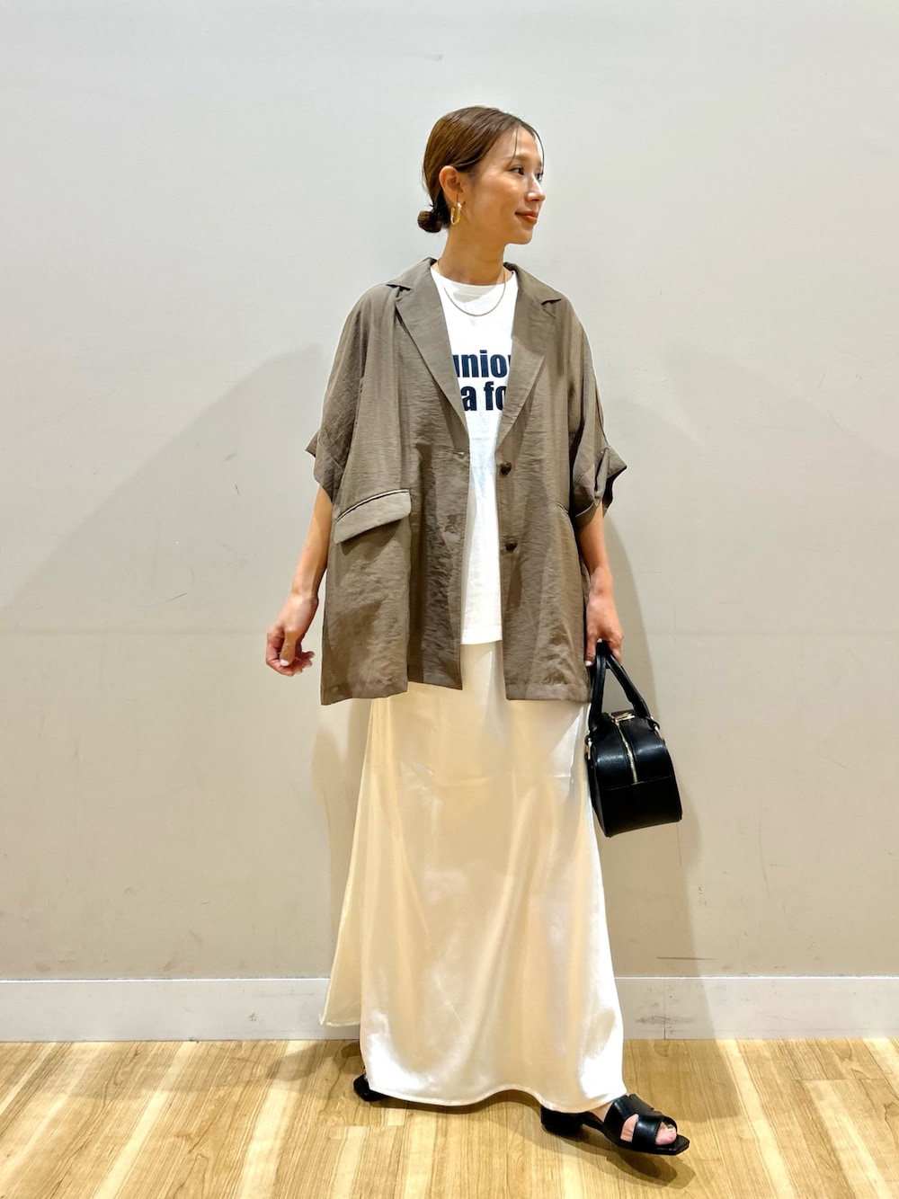 ブラウン系のその他アウター、ホワイト系のTシャツ/カットソー、ホワイト系のスカートを着用したレディースの夏コーディネートの1枚目の写真