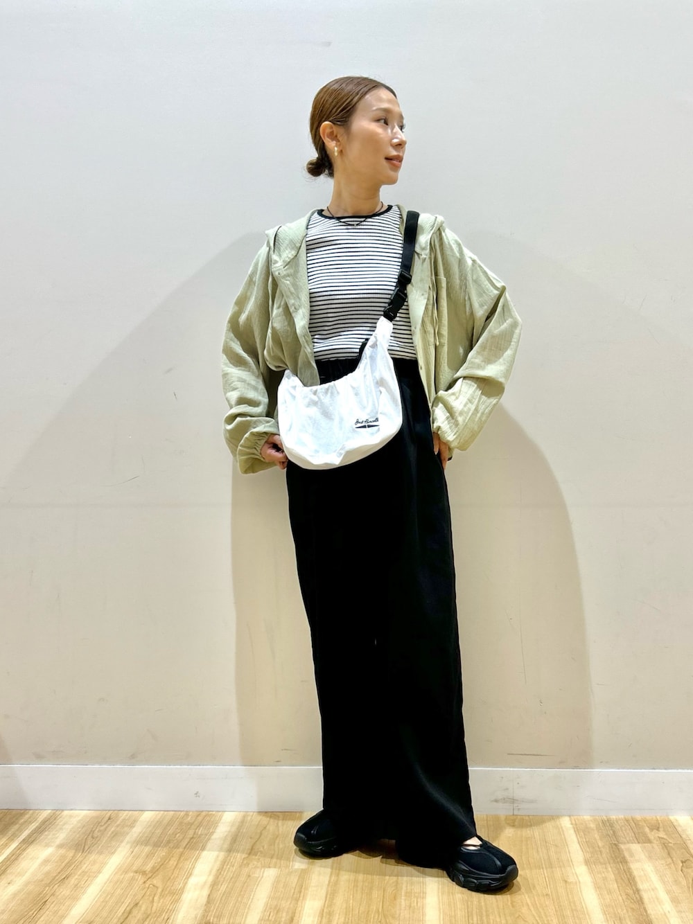 グリーン系のシャツ/ブラウス、ホワイト系のTシャツ/カットソー、ホワイト系のショルダーバッグを着用したレディースの夏コーディネートの1枚目の写真