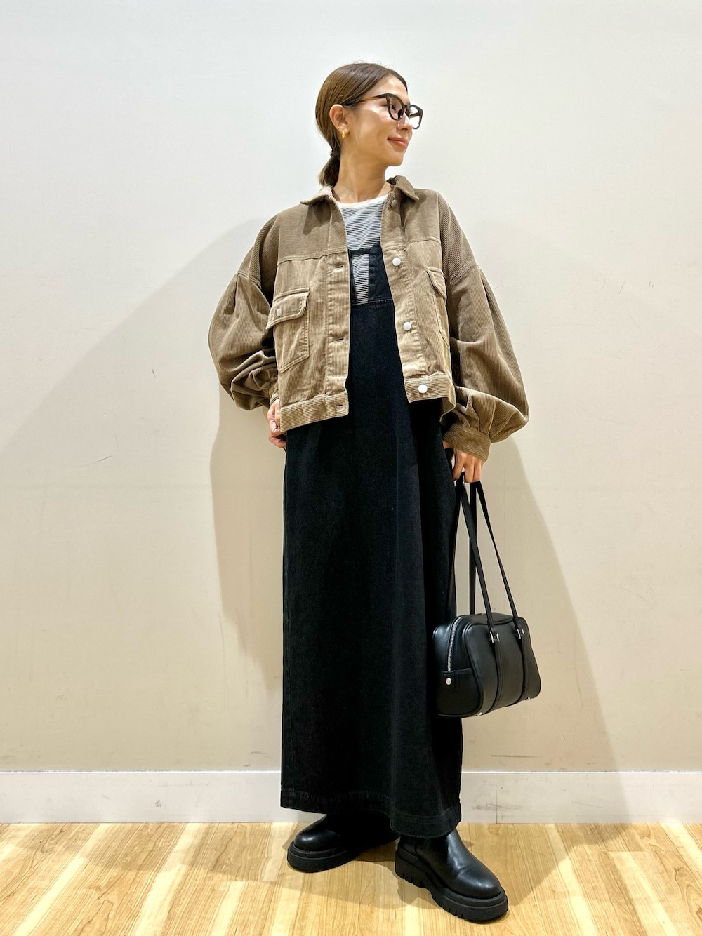 ベージュ系のその他アウター、ホワイト系のTシャツ/カットソー、ブラック系のワンピースを着用したレディースの秋コーディネートの1枚目の写真