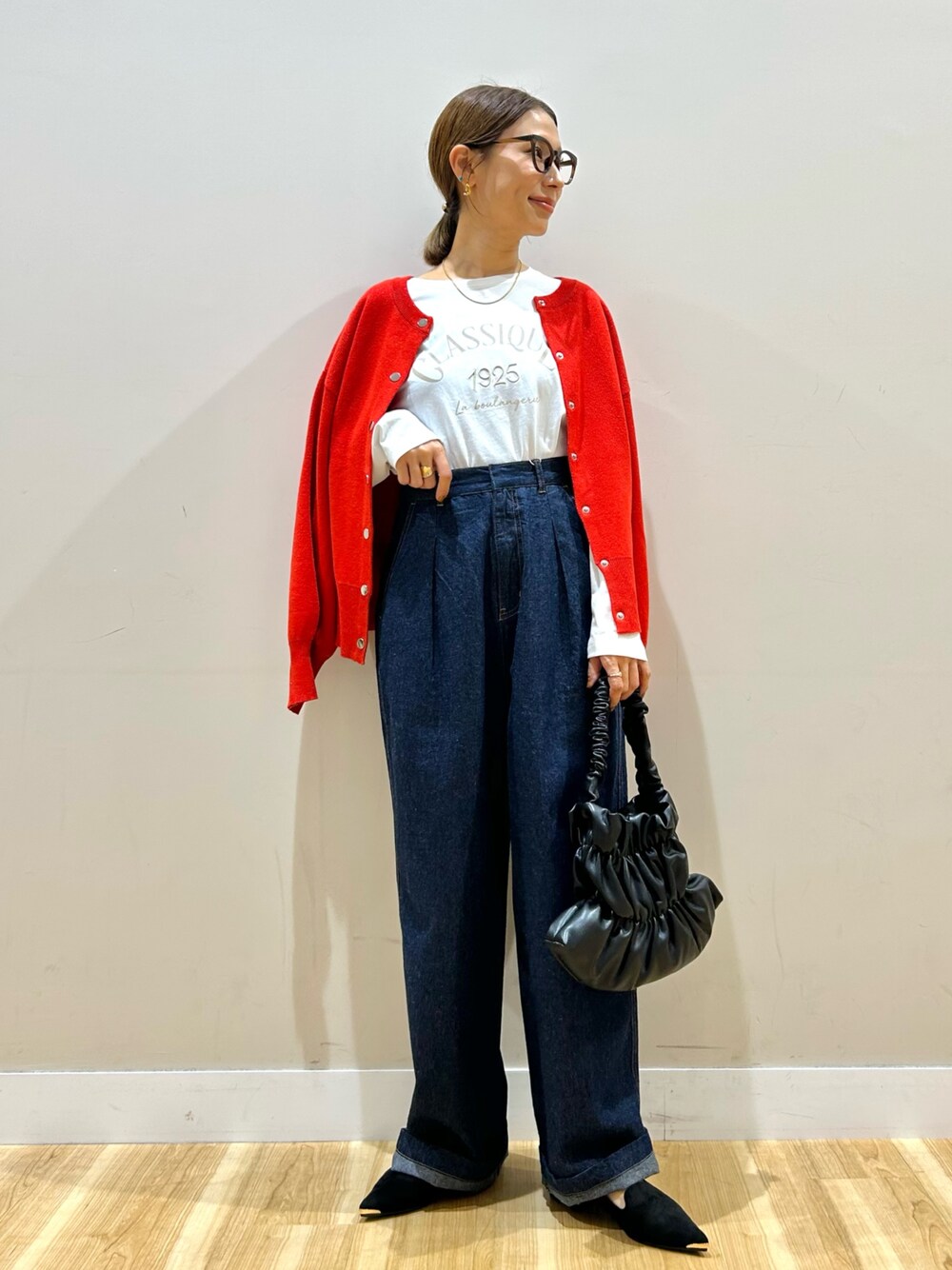 ホワイト系のTシャツ/カットソー、レッド系のカーディガン/ボレロ、ブルー系のデニムパンツを着用したレディースの秋コーディネートの1枚目の写真
