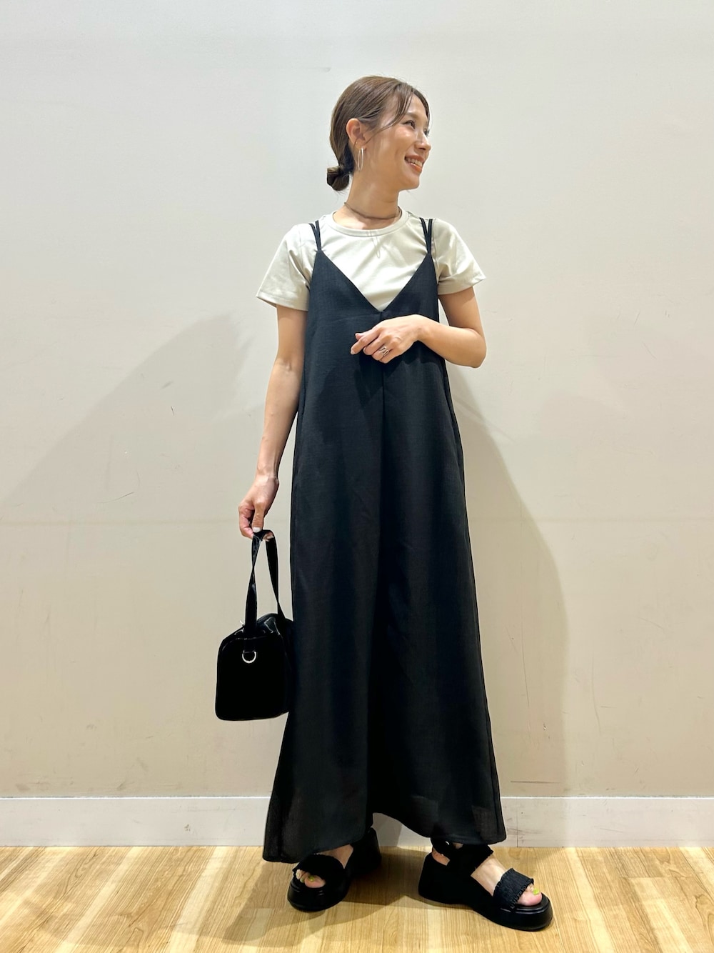 グレー系のワンピース、ベージュ系のTシャツ/カットソー、ブラック系のトートバッグを着用したレディースの夏コーディネートの1枚目の写真