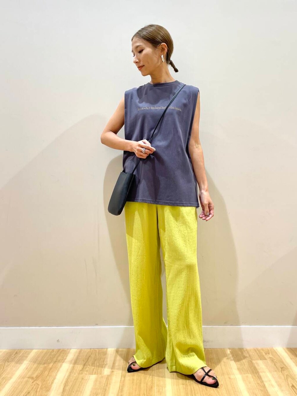 イエロー系のその他パンツ、ブラック系のショルダーバッグ、グレー系のTシャツ/カットソーを着用したレディースの夏コーディネートの1枚目の写真