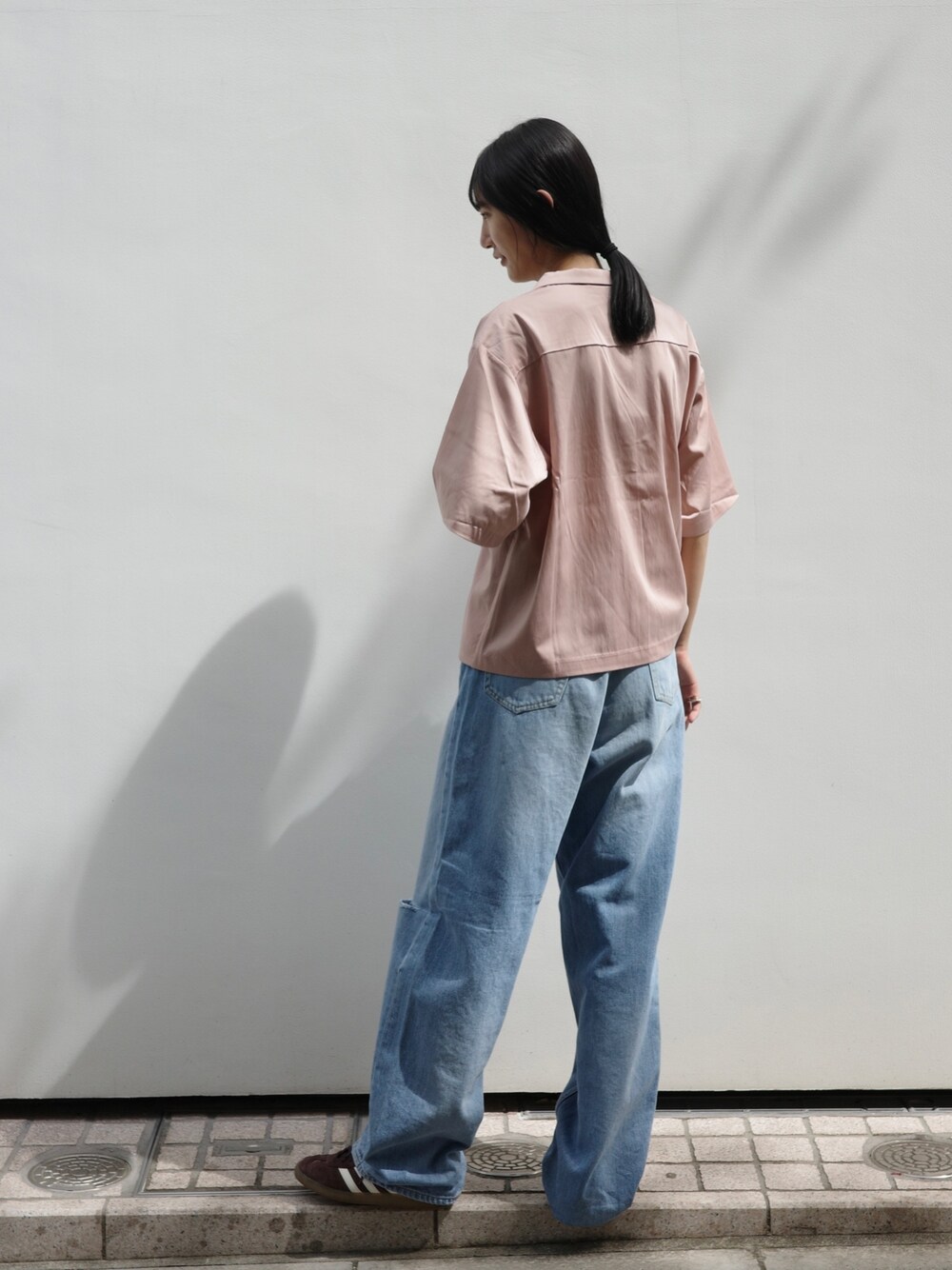 ブルー系のデニムパンツ、ピンク系のシャツ/ブラウスを着用したレディースの夏コーディネートの1枚目の写真