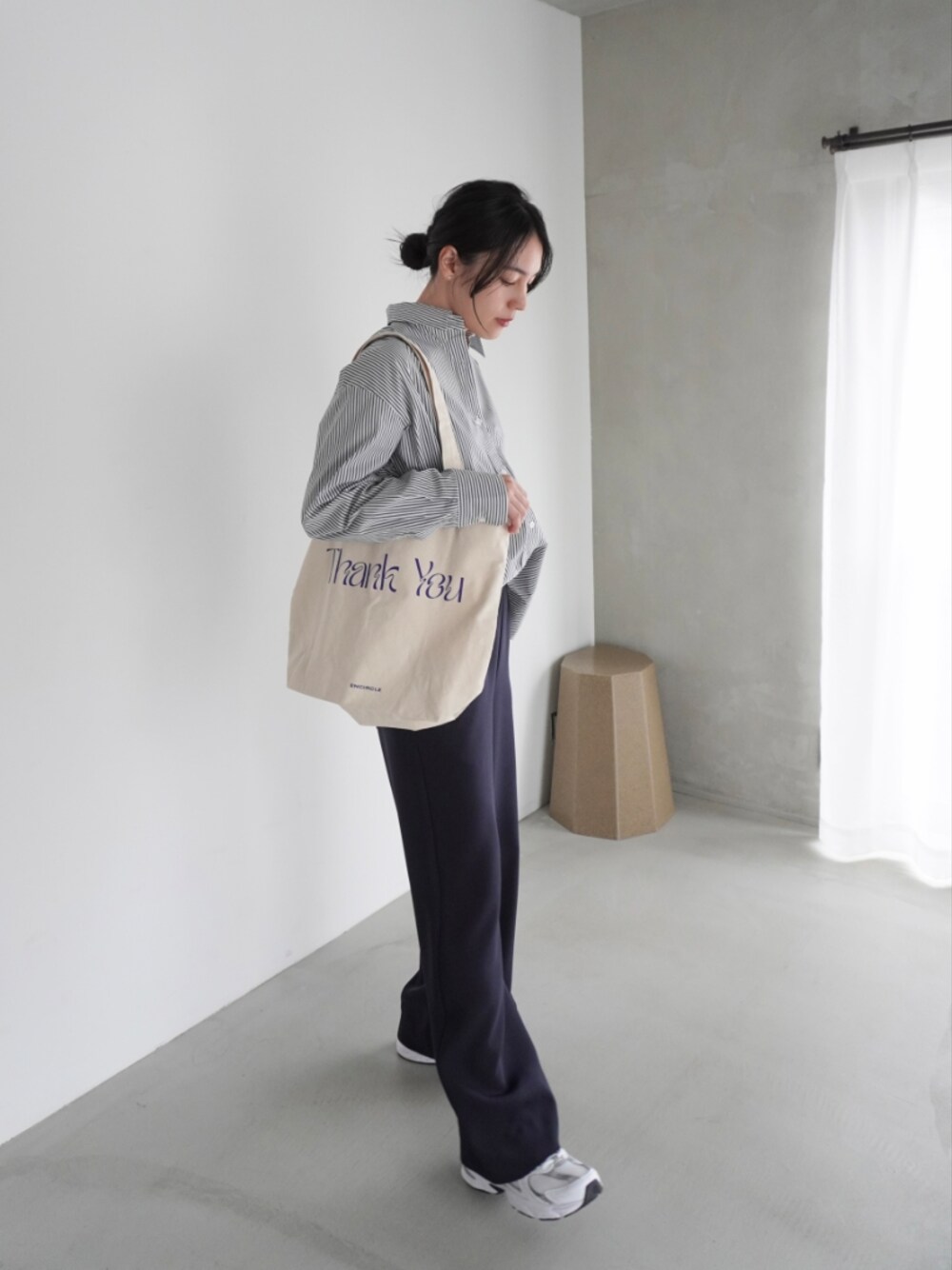 その他のシャツ/ブラウス、ベージュ系のエコバッグ/サブバッグを着用したレディースの春コーディネートの1枚目の写真