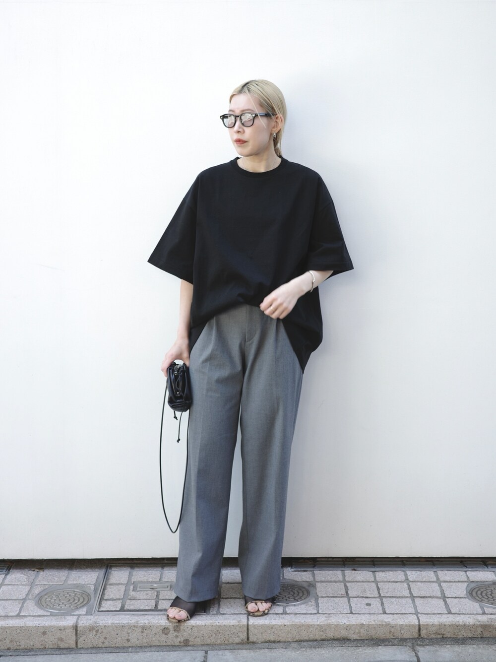 ブラック系のTシャツ/カットソーを着用したレディースの夏コーディネートの1枚目の写真