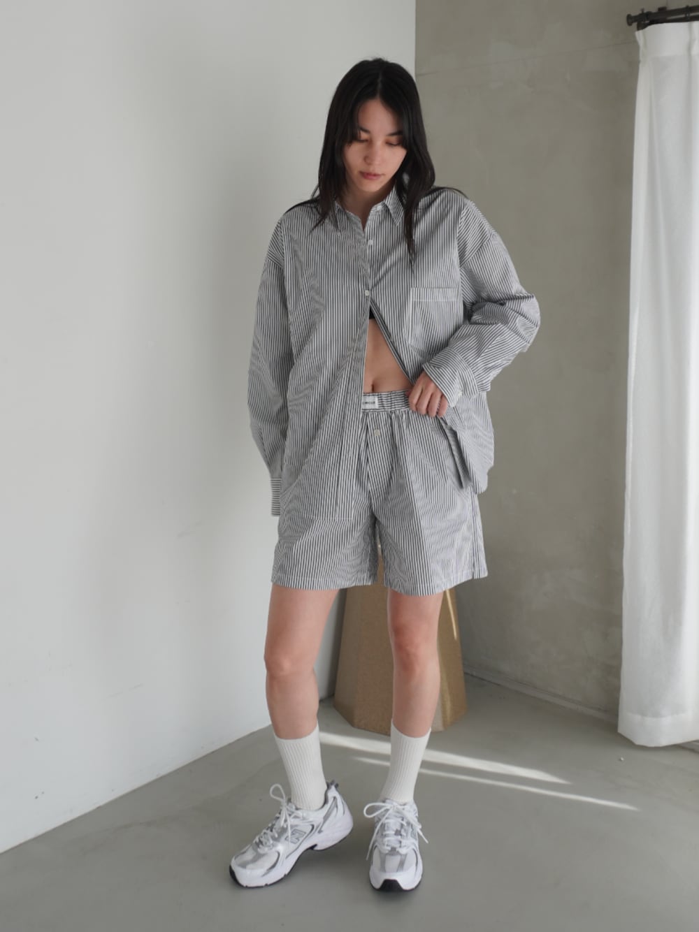 その他のシャツ/ブラウスを着用したレディースの春コーディネートの1枚目の写真