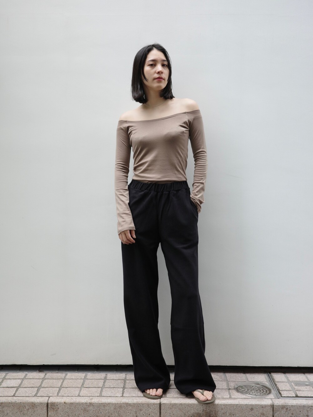 ベージュ系のTシャツ/カットソー、ブラック系のスウェットパンツを着用したレディースの夏コーディネートの1枚目の写真