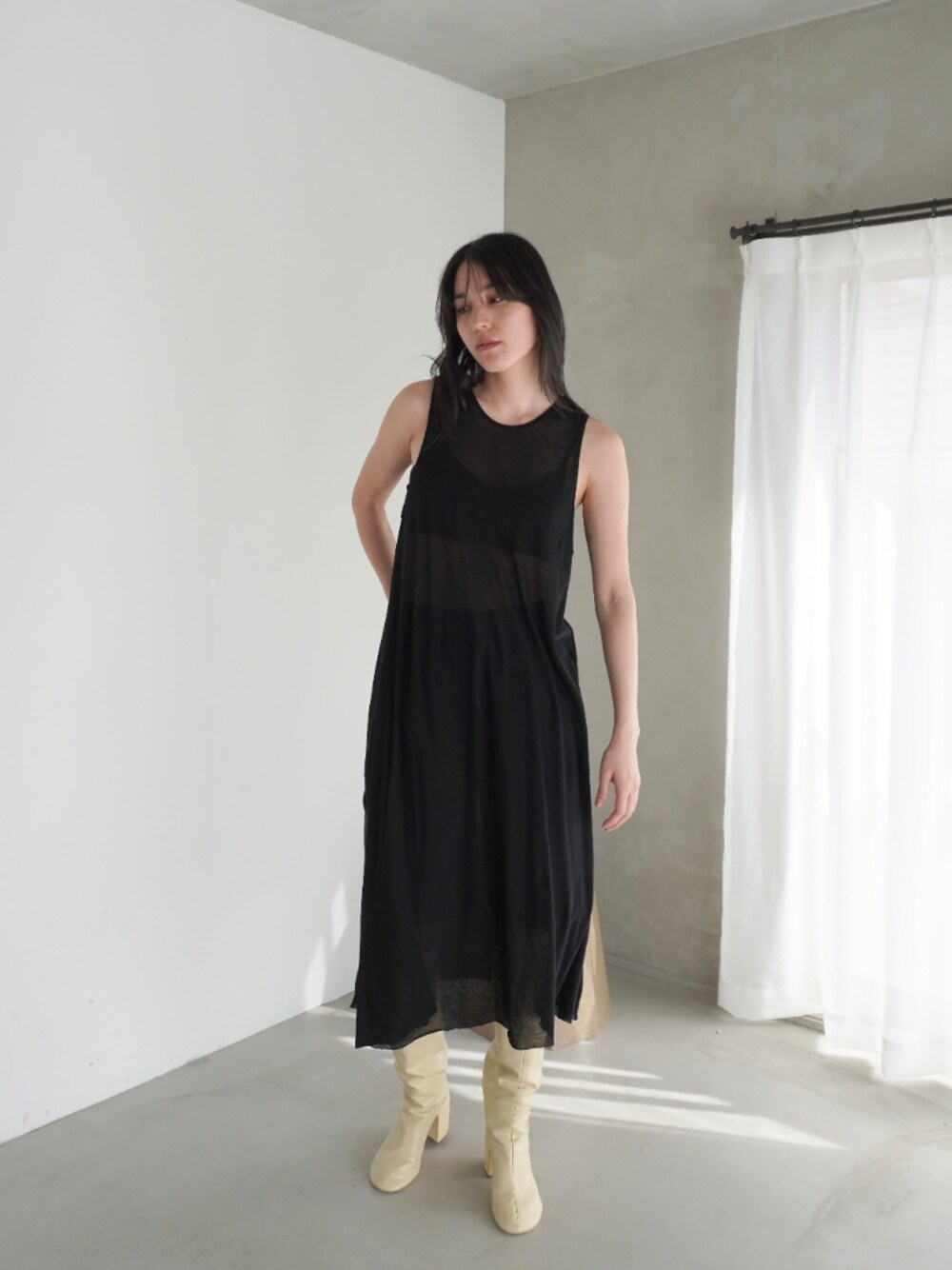 ブラック系のワンピースを着用したレディースの春コーディネートの1枚目の写真