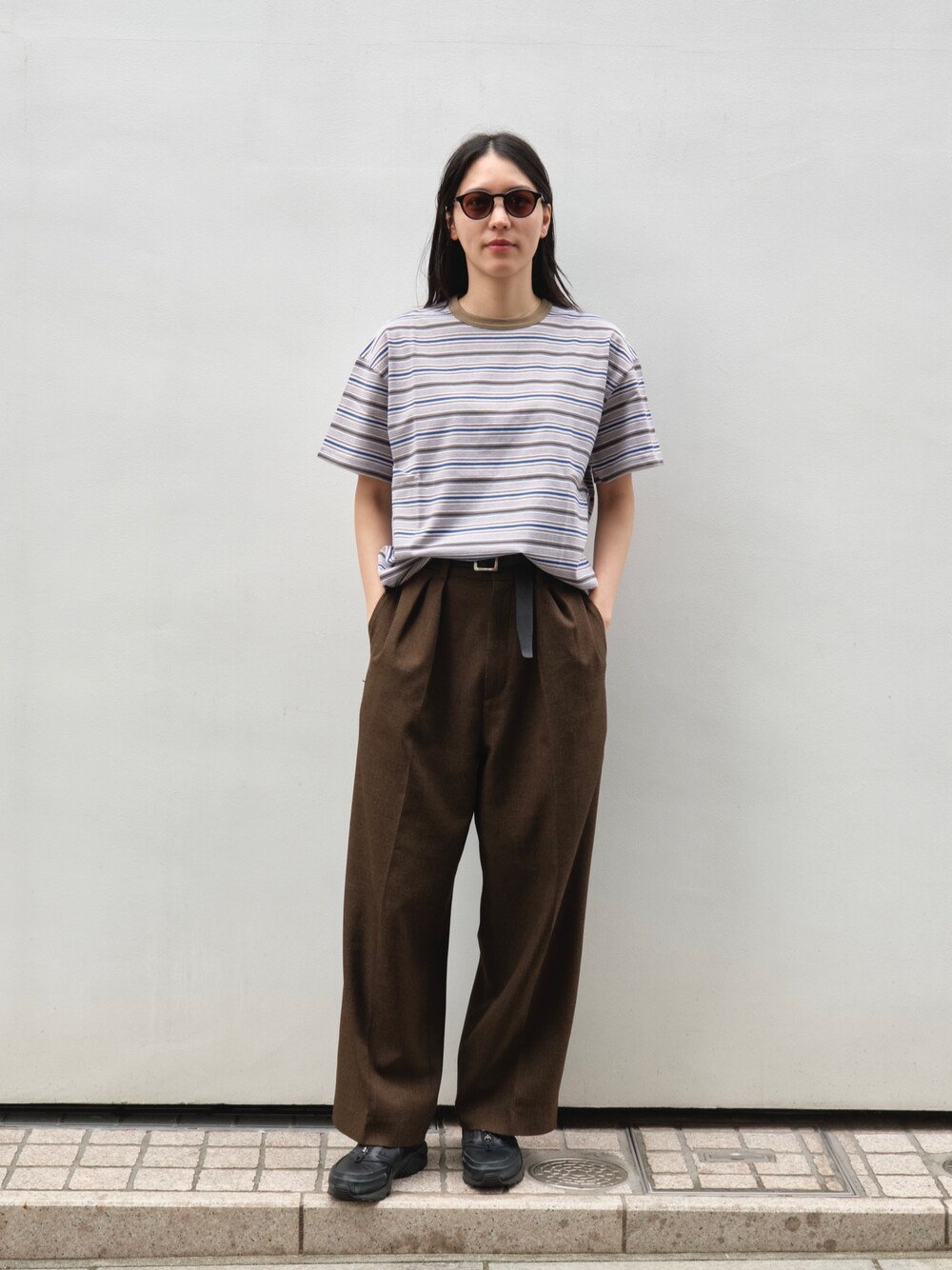 ベージュ系のTシャツ/カットソーを着用したレディースの夏コーディネートの1枚目の写真