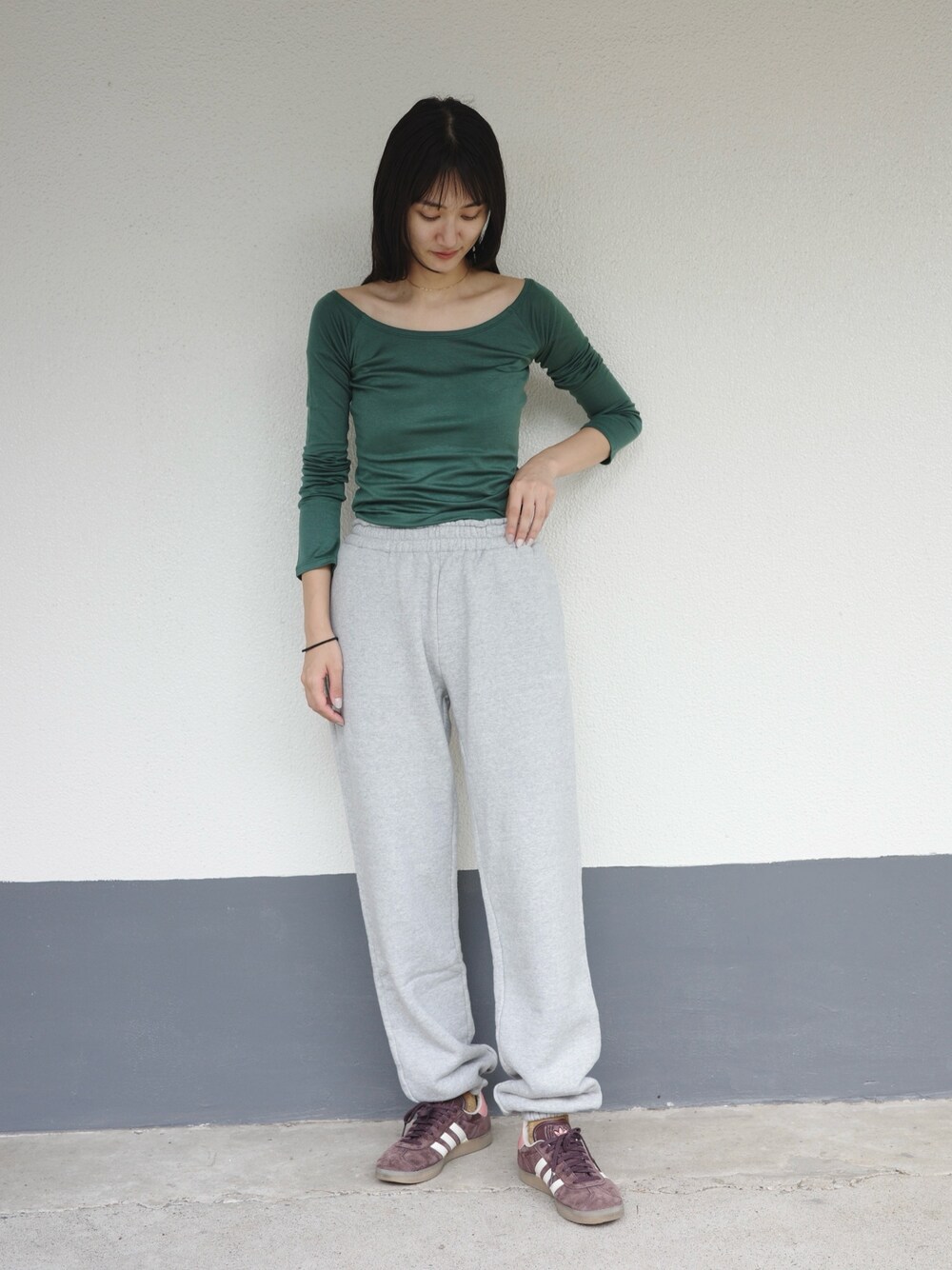「リラックススタイル、パンツスタイル、休日コーデ、オフショル」｜「ENCIRCLEの【ENCIRCLE/エンサークル】Alex/アレックス（カットソー）（Tシャツ/カットソー、グリーン系）」を使った、ENCIRCLE STAFFさん（レディース・167cm）の夏コーディネートの1枚目の写真