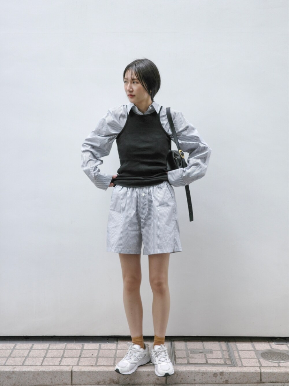 その他のシャツ/ブラウス、ブラック系のタンクトップ、ブラック系のその他パンツを着用したレディースの春コーディネートの1枚目の写真