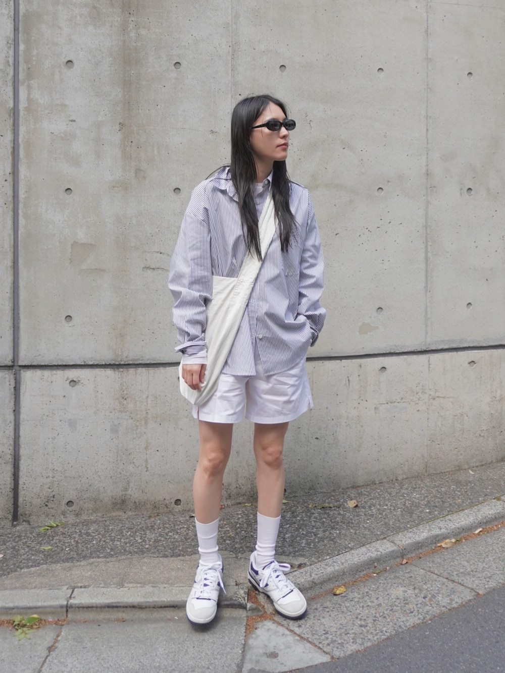 その他のシャツ/ブラウス、ホワイト系のその他パンツを着用したレディースの春コーディネートの1枚目の写真