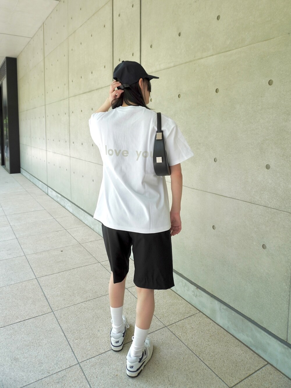 グレー系のTシャツ/カットソーを着用したレディースの春コーディネートの1枚目の写真
