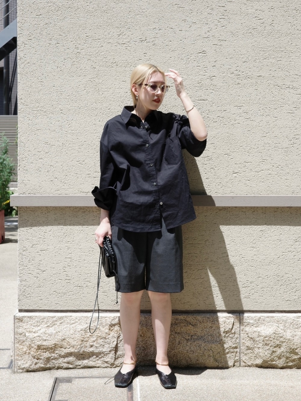 ブラック系のシャツ/ブラウス、グレー系のその他パンツを着用したレディースの春コーディネートの1枚目の写真
