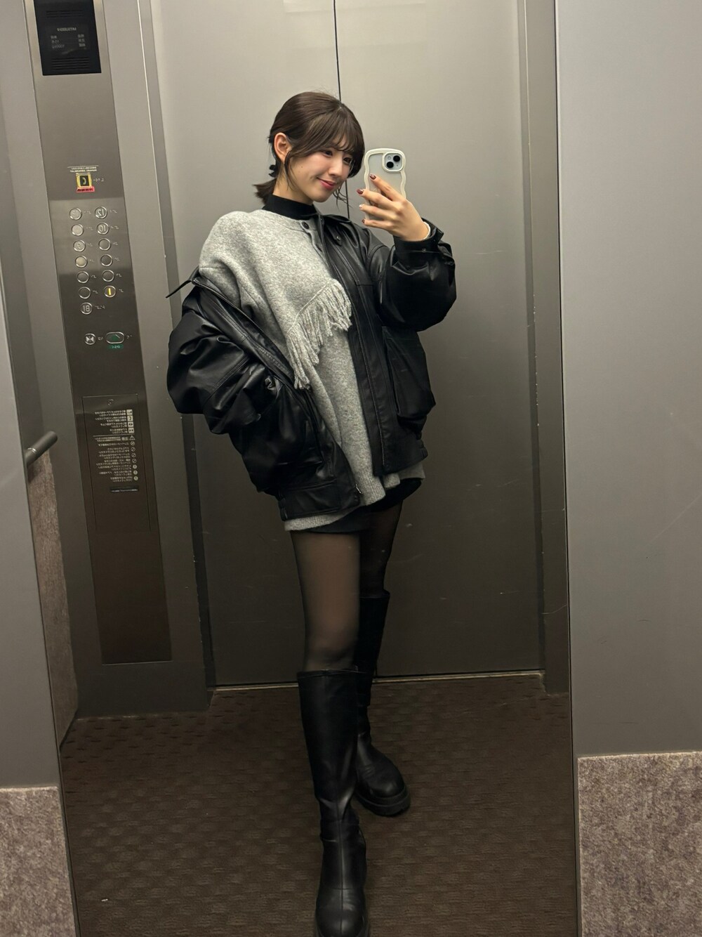 「ロングブーツ、レザージャケット、カーディガン、ootd」｜「JEANASISのアイテム（カーディガン/ボレロ、グレー系）」を使った、fuuuuuuucha728さん（レディース・160cm）の冬コーディネートの1枚目の写真