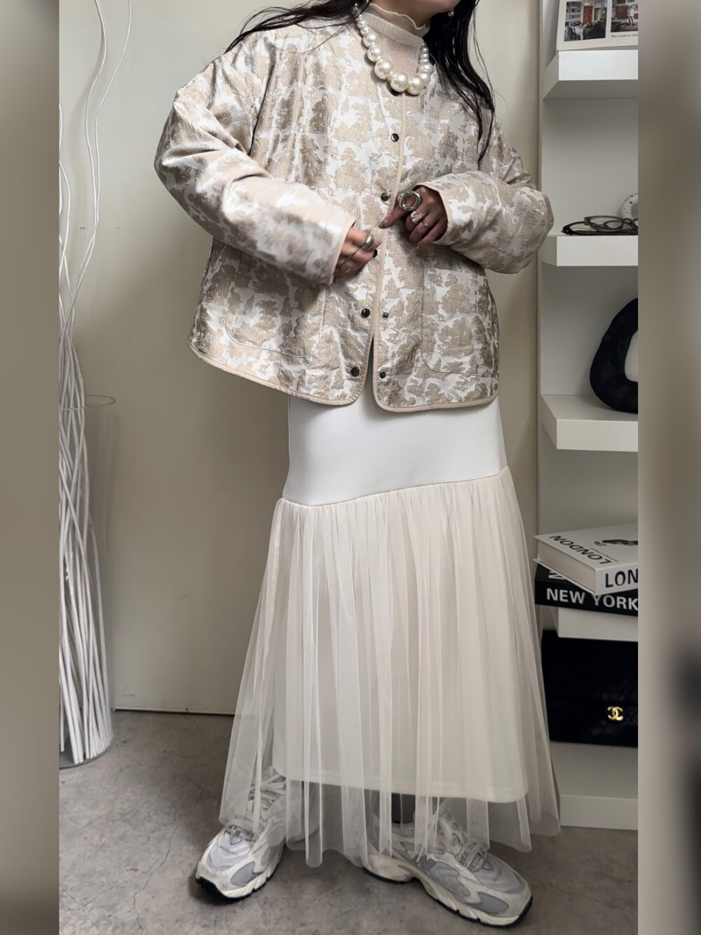 「uleula、uleula_official、uleula_2024aw、ウルア、オトナカジュアル、オトナ女子、シャツジャケット、ジャガード、ホワイトコーデ、韓国コーデ、女子会コーデ、チュールスカート、マーメイドスカート、ジャケットコーデ、おしゃれさんと繋がりたい」｜「ULEULAのジャガードサテンパイピングシャツ（シャツ/ブラウス、ホワイト系）」を使った、MΛM♡さん（レディース・155cm）の秋コーディネートの1枚目の写真