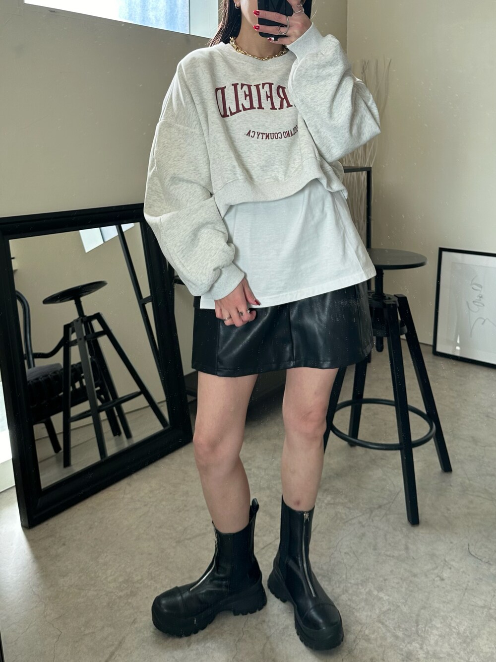 「uleula、uleula.official、uleula_2024ss、ウルア、オトナカジュアル、オトナ女子、ノームコア、カレッジロゴ、スウェットコーデ、レイヤードスタイル、ロゴスウェット、オトナカワイイ、ミニスカート、韓国ファッション、おしゃれさんと繋がりたい」｜「ULEULAのカレッジカスレロゴプルオーバー/ボリュームスリーブトップス（スウェット、グレー系）」を使った、MΛM♡さん（レディース・156cm）の冬コーディネートの1枚目の写真